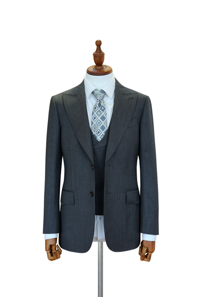 Grå dress med vest til bryllup